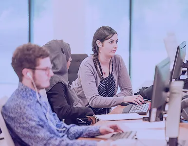 Equipo trabajando en oficina