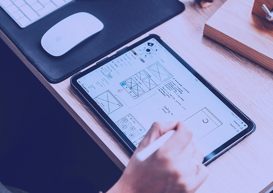 Diseñador trabajando en wireframes en una tablet